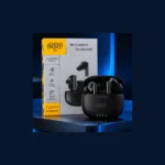 نمای نزدیک دو گوشی هندزفری QCY T19 Pro مشکی با سری سیلیکونی و ساقه فلزی در کنار کیس شارژ